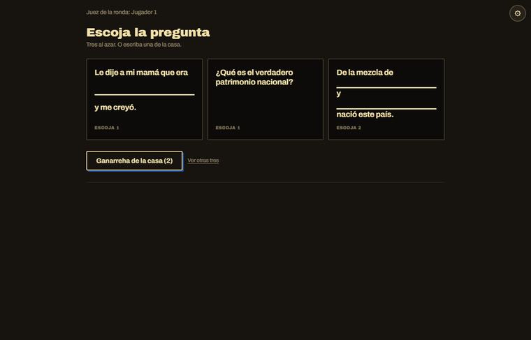 El juez de la ronda escoge entre tres cartas negras